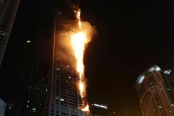 Фотография к новости: Сильный пожар охватил 337-метровый небоскреб в ОАЭ