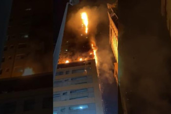 Фотография к новости: Пылающий небоскреб в ОАЭ погасили: в Шарджа горели 48 этажей жилой высотки