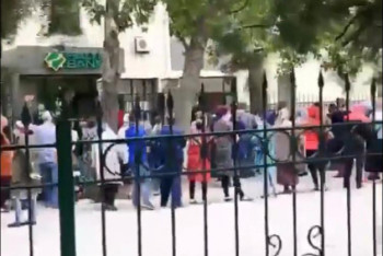 Фотография к новости: Пенсия важнее карантина: огромная очередь выстроилась у банка в Туркестанской области