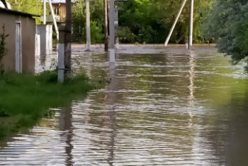 Фотография к новости: Из-за сильного дождя подтоплены дома и поврежден газопровод в Ленгере