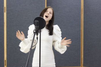 Фотография к новости: Данэлия Тулешова подготовила трогательный музыкальный подарок ко Дню Победы