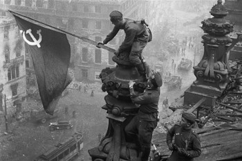 Фотография к новости: Facebook начал удалять фотографии со Знаменем Победы над Рейхстагом