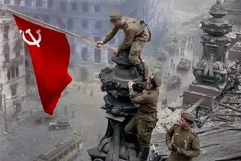 Фотография к новости: В Facebook объяснили удаление фотографии со Знаменем Победы над Рейхстагом