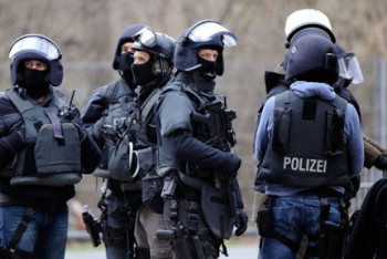 Фотография к новости: Сотрудника полиции в Германии отстранили от должности за статью о COVID-19