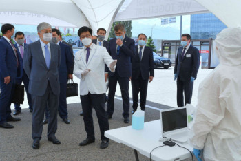 Фотография к новости: Токаев посетил центр мобильного скрининга по выявлению КВИ в Алматы