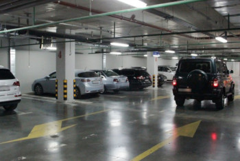 Фотография к новости: Женщина с четырьмя внуками живет в подземном паркинге в Алматы