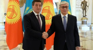 Жээнбеков поблагодарил Токаева за помощь Кыргызстану в борьбе с пандемией