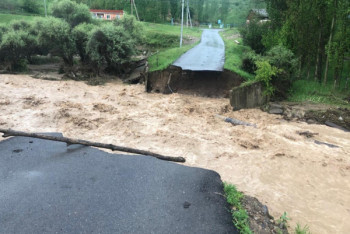 Фотография к новости: Четыре автомобильных моста смыло из-за дождей в Туркестанской области