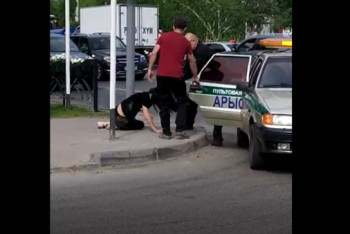 Фотография к новости: Транссексуала протащили за волосы по асфальту охранники в Костанае