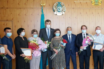 Фотография к новости: Биртанов вручил ключи от квартиры медику из Семея