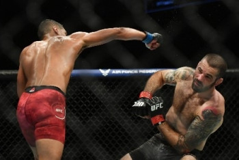 Фотография к новости: Легенду ММА нокаутировали сокрушительным ударом на турнире UFC