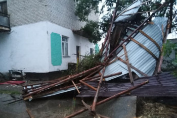 Фотография к новости: Сильный ветер сорвал крыши с двух школ и объектов погранзаставы в Атырауской области