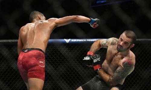 Фотография к новости: Легенду ММА нокаутировали сокрушительным ударом на турнире UFC