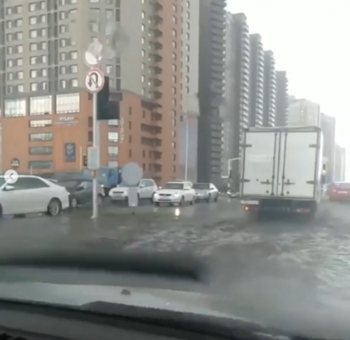 Улицы Нур-Султана затопило после кратковременного дождя