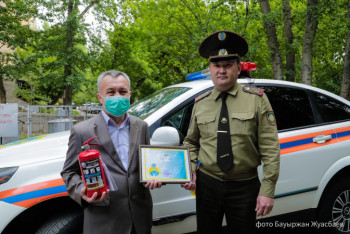 Фотография к новости: Мужчина вызволил из горящей машины двух детей в Нур-Султане