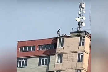 Фотография к новости: Гуляющих на крыше 15-этажного дома подростков сняли на видео в Алматы