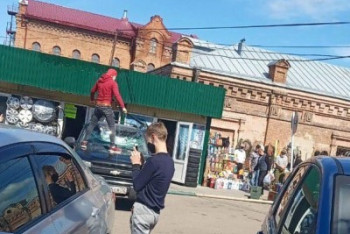 Фотография к новости: Пранкер ради хайпа разбил лобовое стекло авто в Петропавловске