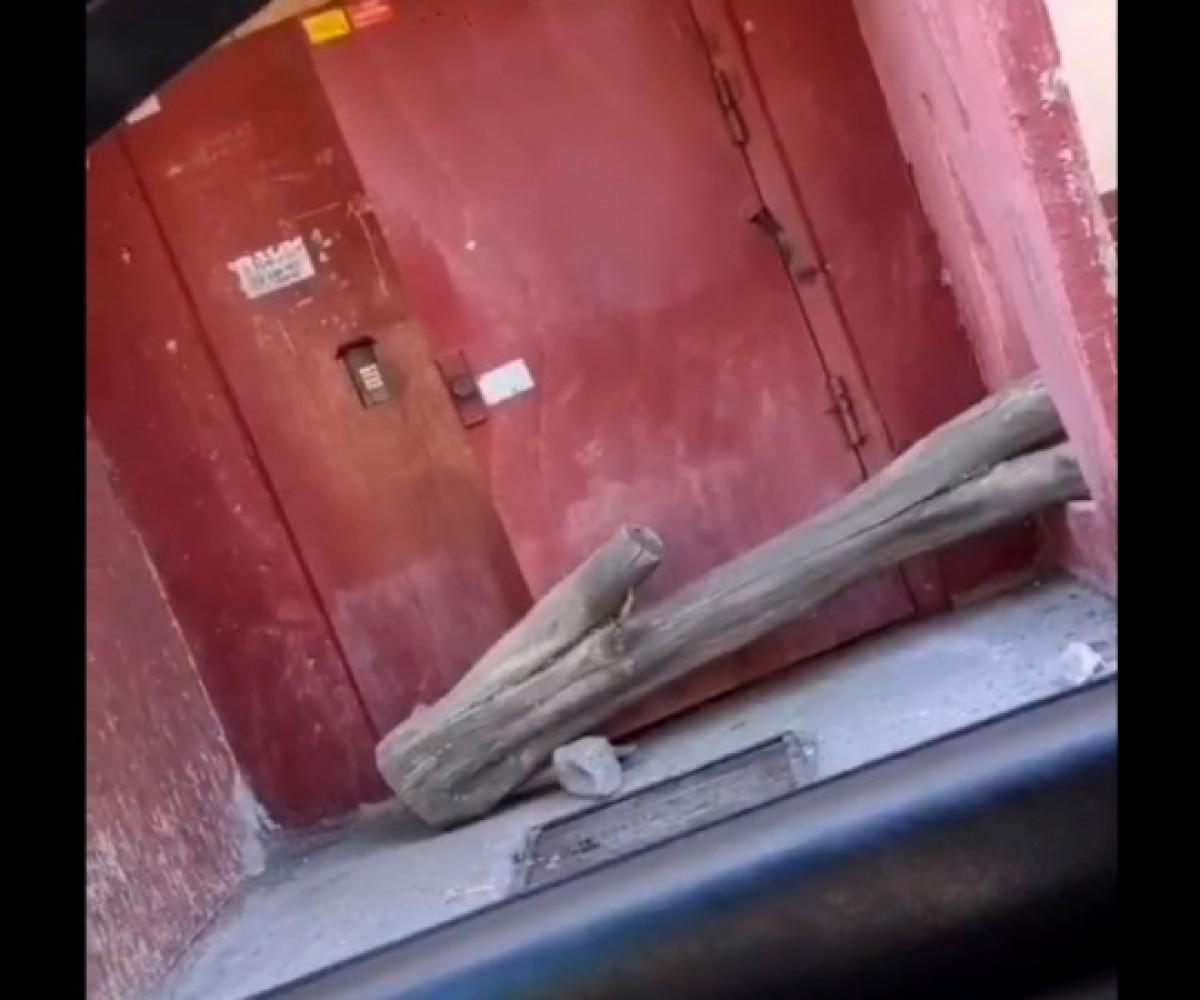 Бревном закрыли подъезд на карантин в Темиртау