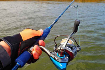 Фотография к новости: В ВКО рыбак утонул при попытке достать упавший в воду спиннинг