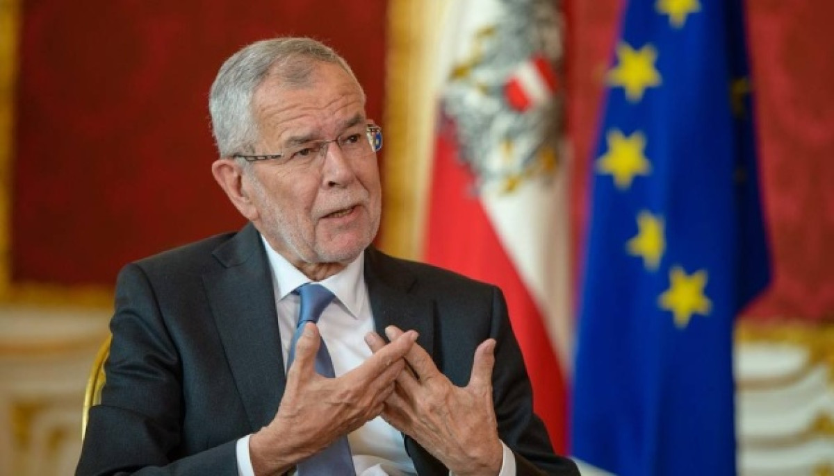 Полиция застала президента Австрии в кафе во время карантина