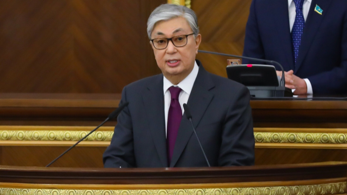 Токаев поздравил выпускников с последним звонком