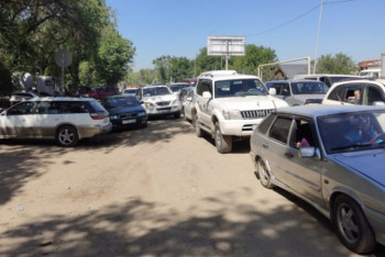 Километровые пробки на въездах Алматы прокомментировали в акимате