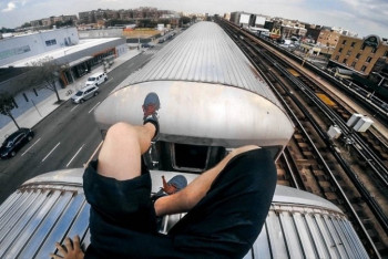 Фотография к новости: Током ударило забравшегося на вагон ради селфи жителя Шу