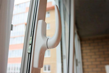 Фотография к новости: Как уберечь детей от падения из окна