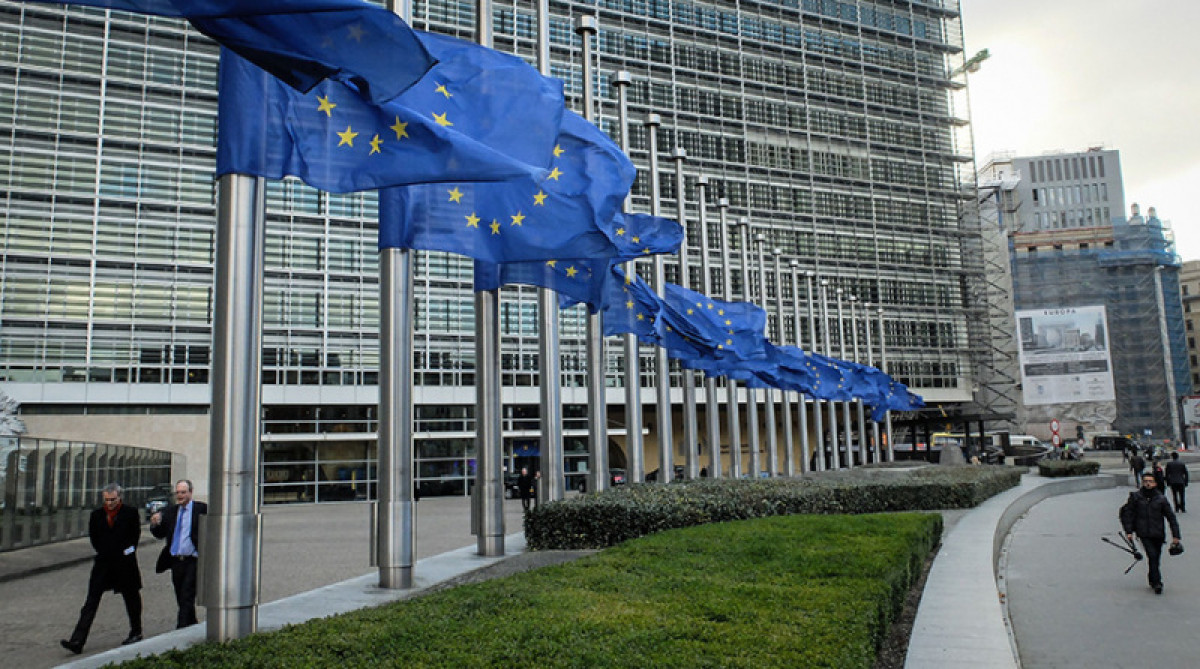 Еврокомиссия возвращает чиновников на работу из офиса
