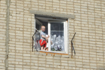 Разбилась выпавшая из окна многоэтажки четырехлетняя девочка в Карагандинской области