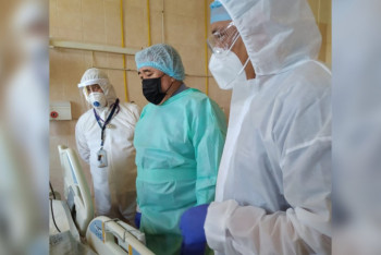 Фотография к новости: Глава МВД навестил пострадавшего в ДТП полицейского в больнице Алматы