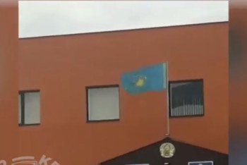 Фотография к новости: Перевернутый флаг Казахстана повесили в районном суде Атырауской области