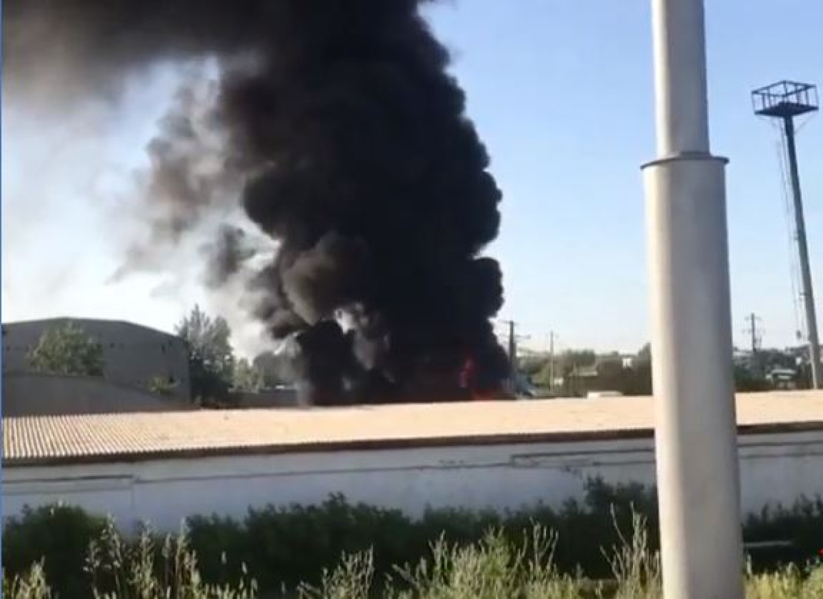Бочки с битумом загорелись на шоссе Алаш в Нур-Султане