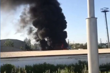 Фотография к новости: Бочки с битумом загорелись на шоссе Алаш в Нур-Султане