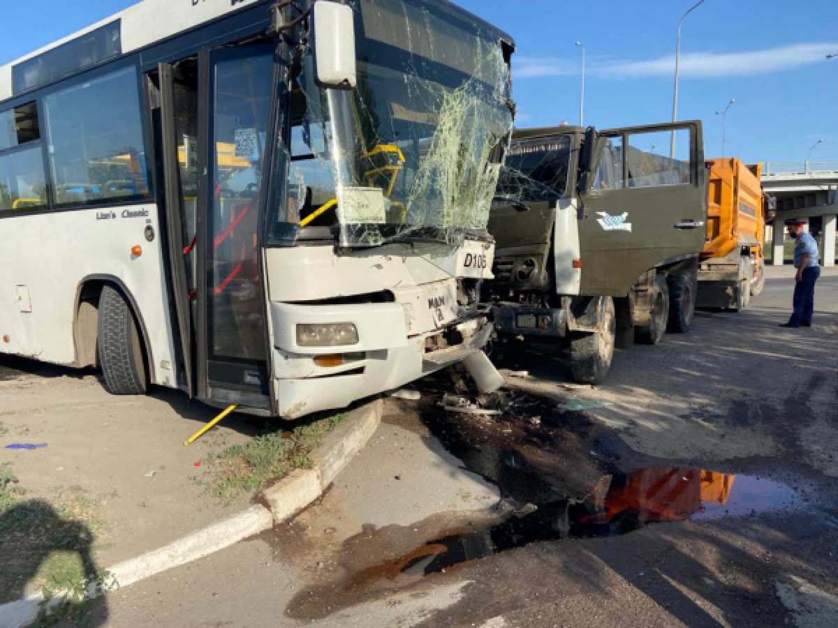 Грузовик врезался в пассажирский автобус в Нур-Султане