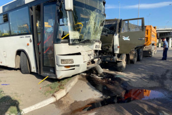 Фотография к новости: Грузовик врезался в пассажирский автобус в Нур-Султане