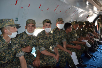 Фотография к новости: Отслужившие гвардейцы впервые полетели домой на военном самолете