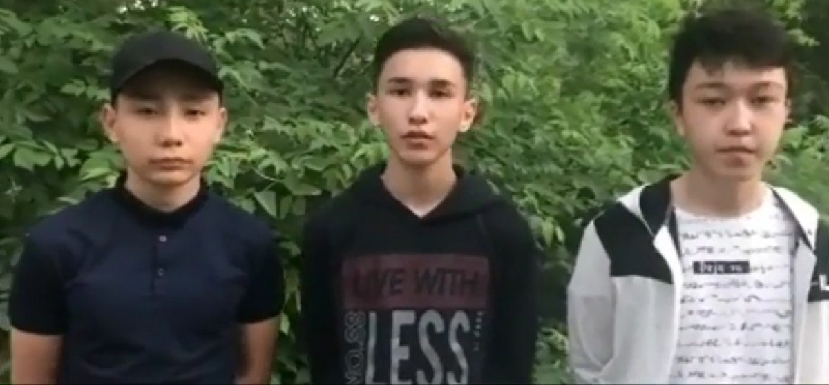 В Сети появилось видеоизвинение выпускников, выбросивших в урну аттестаты