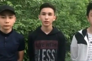 Фотография к новости: В Сети появилось видеоизвинение выпускников, выбросивших в урну аттестаты