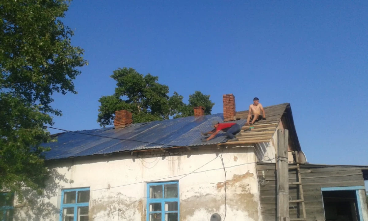 Эхо урагана: Волонтер отремонтировал крышу дома многодетной матери в Кокшетау