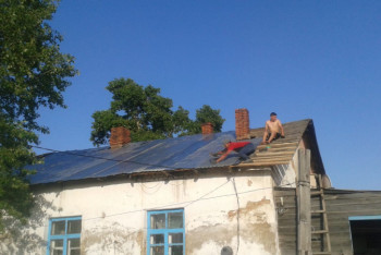 Фотография к новости: Эхо урагана: Волонтер отремонтировал крышу дома многодетной матери в Кокшетау