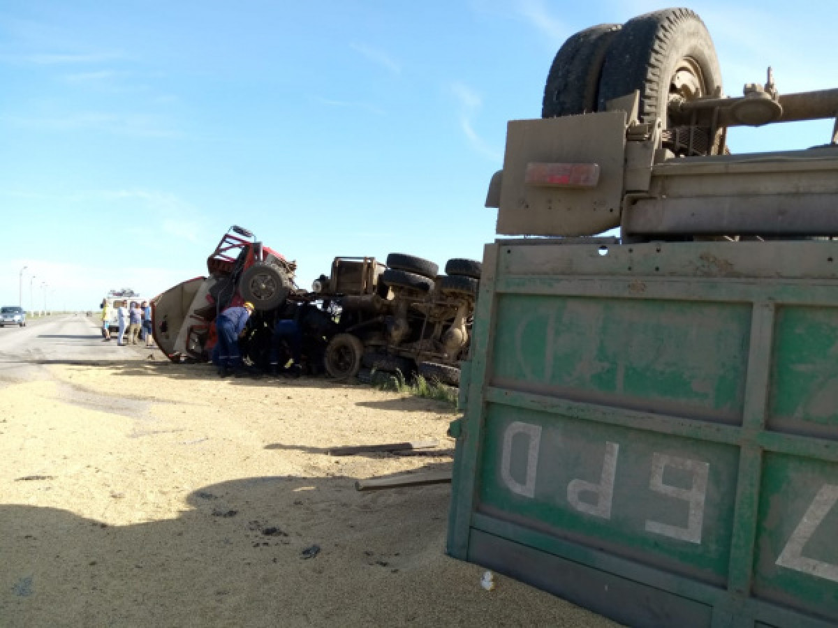 Лобовое столкновение двух КамАЗов со смертельным исходом произошло в Костанайской области