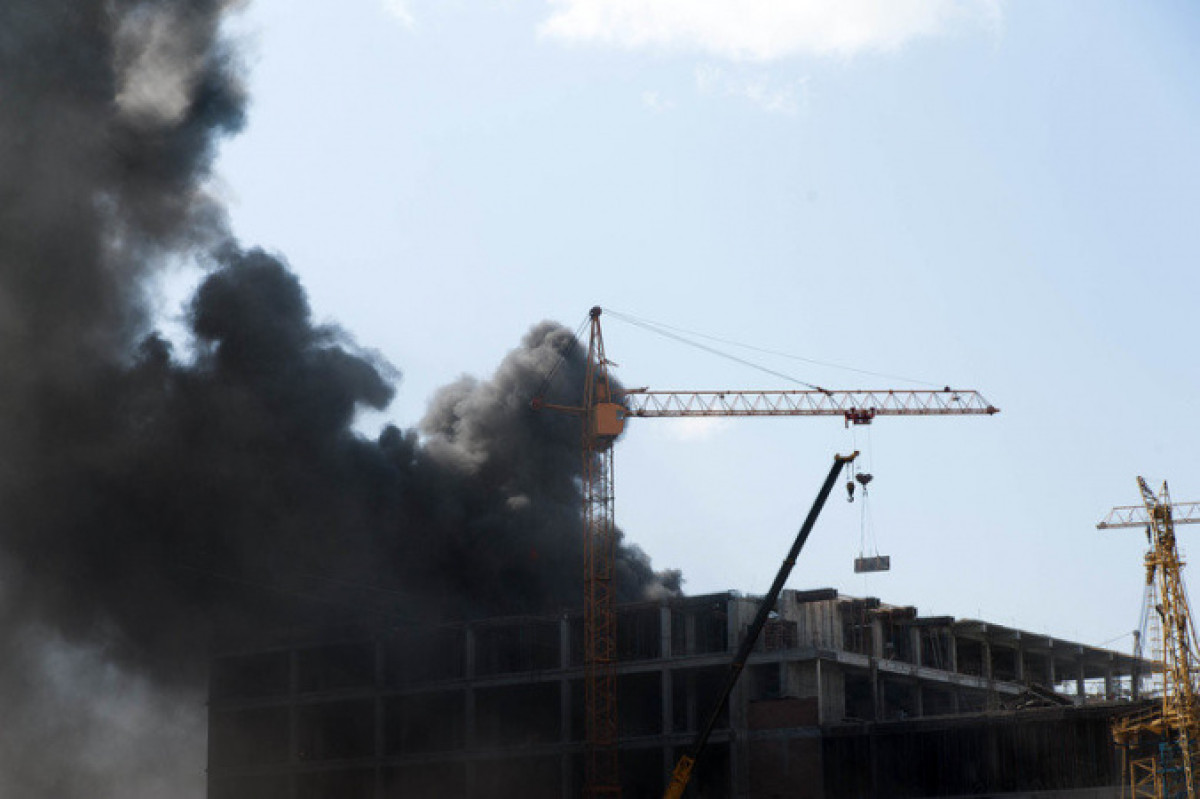 Здание строящейся школы горит в Алматы