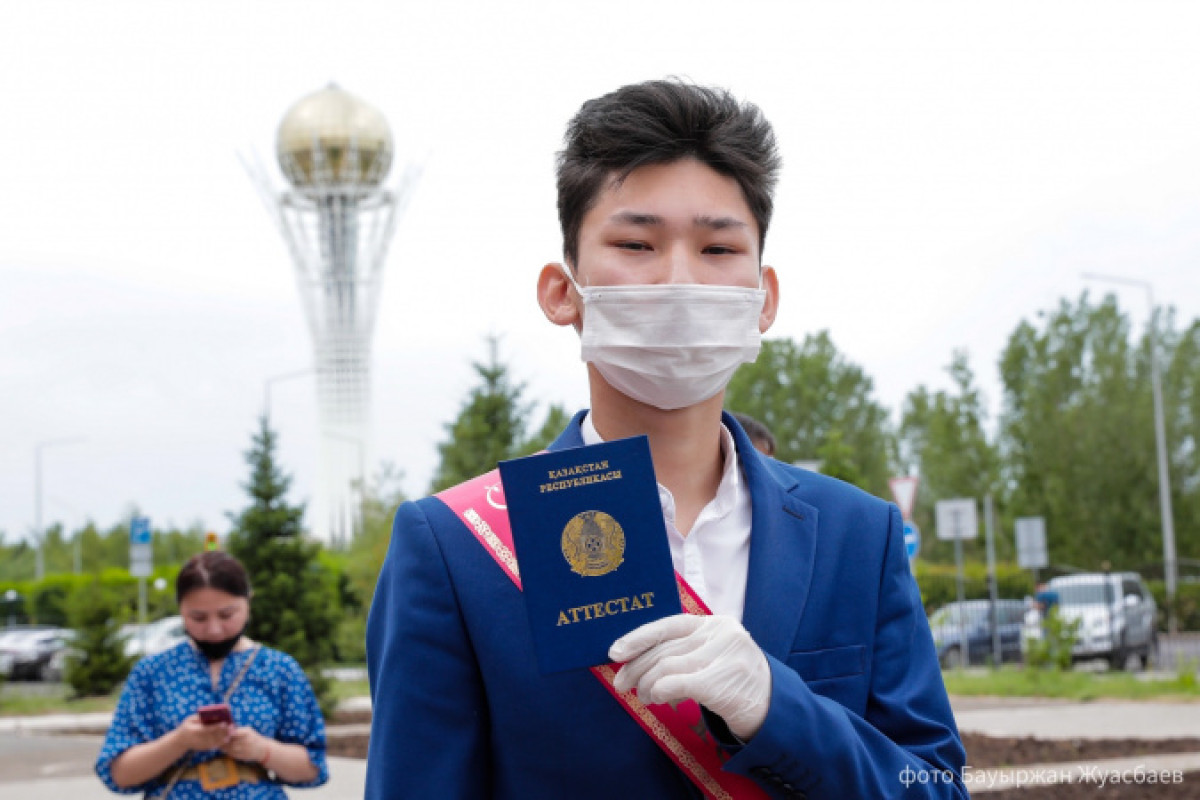 Последний звонок в Нур-Султане: выпускники получили аттестаты. Фоторепортаж