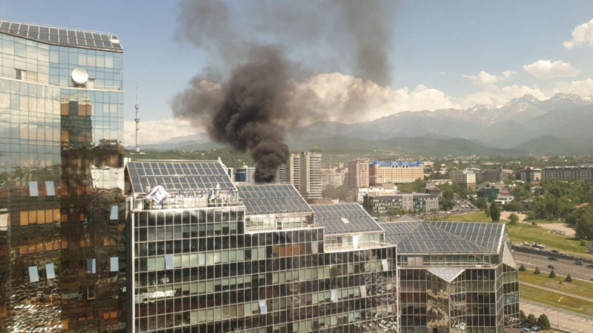 Пассажирский автобус сгорел в Алматы