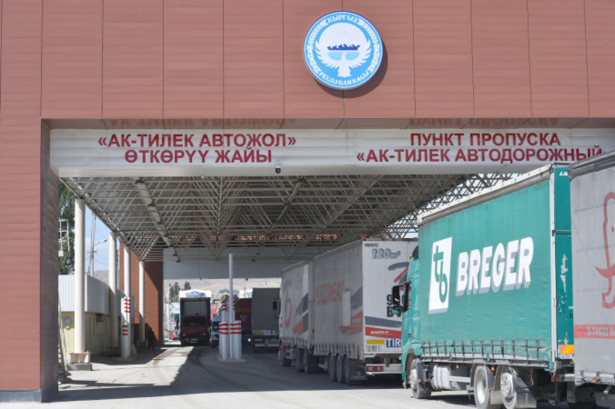 Автопробка на 10 км образовалась на границе Казахстана с Кыргызстаном