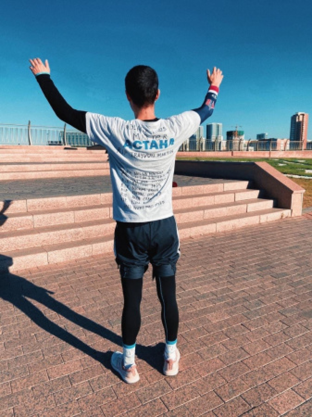 "Жизни чёрных важны" - выпускник из Нур-Султана пробежал марафон в знак протеста против расизма