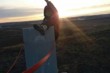 Карагандинка залезла на памятник погибшим и показала непристойный жест