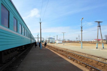 Фотография к новости: На ж/д станциях Макат и Кульсары временно запретили посадку и высадку пассажиров