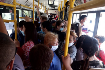 Фотография к новости: К толпам на остановках и переполненным автобусам привел карантин в Уральске